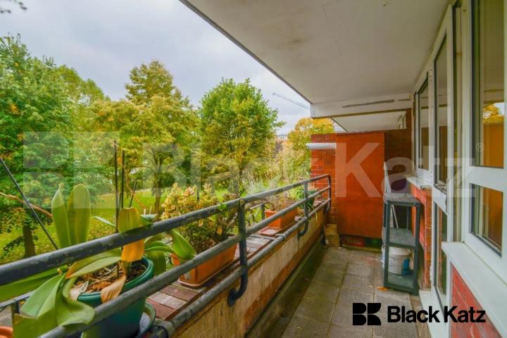 Beautiful apartment  925 Sq.Ft. with two bathrooms & balcony  Bullen Street, Battersea Park